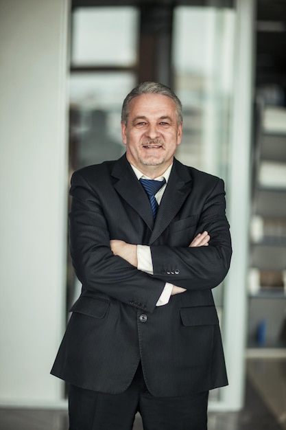 Retrato de un exitoso hombre de negocios en el fondo de la oficina moderna