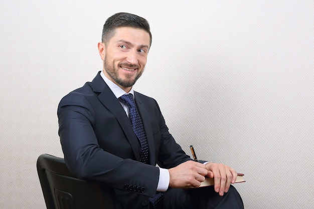 Retrato de exitoso hombre de negocios sonriente en traje