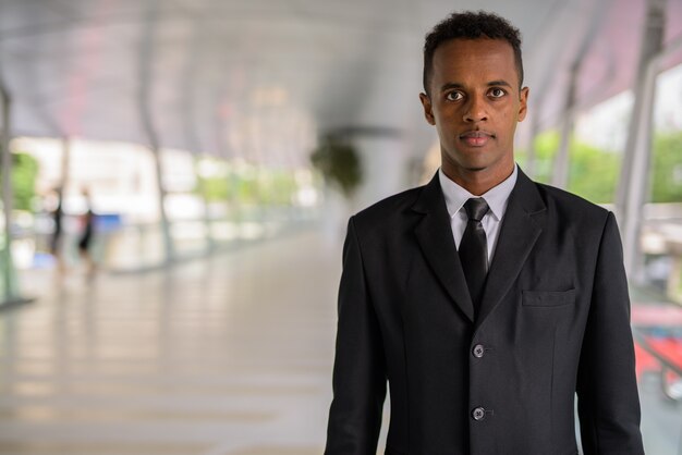 Retrato del exitoso joven empresario africano al aire libre