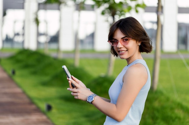 retrato, de, un, exitoso, mujer de negocios, utilizar, teléfono