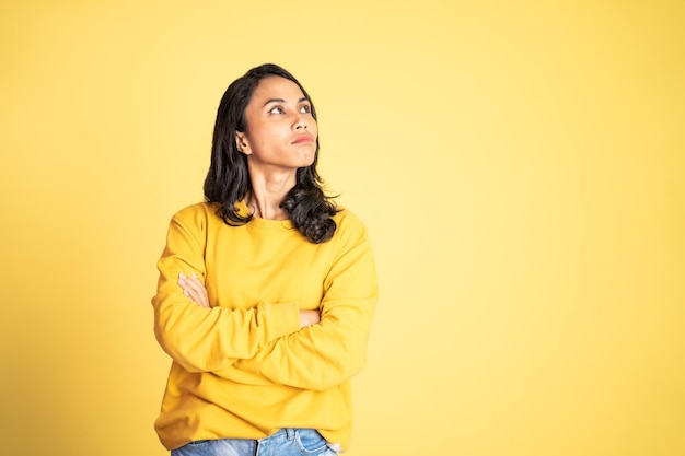 Retrato de expresión seria de una joven asiática sobre un fondo aislado