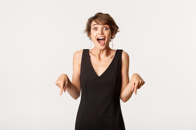 retrato, expresivo, elegante, mujer joven, en, vestido negro