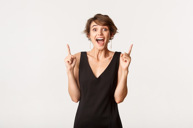 retrato, expresivo, elegante, mujer joven, en, vestido negro