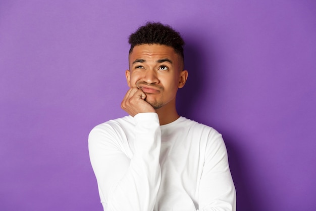 retrato, expresivo, joven, africano, hombre, llevando, camisa blanca