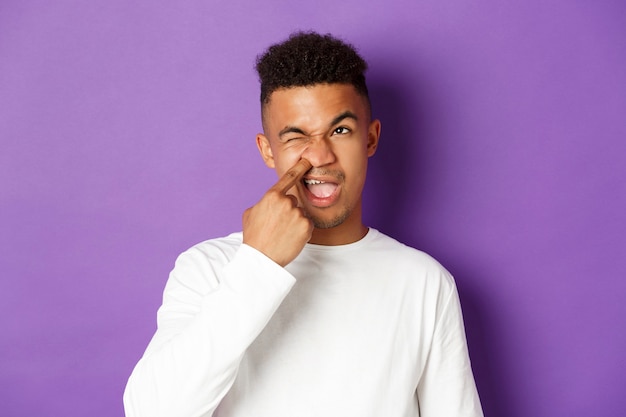 retrato expressivo jovem africano de camisa branca