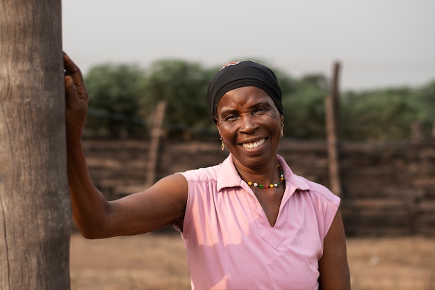 Foto retrato exterior de mulher sorridente de tiro médio