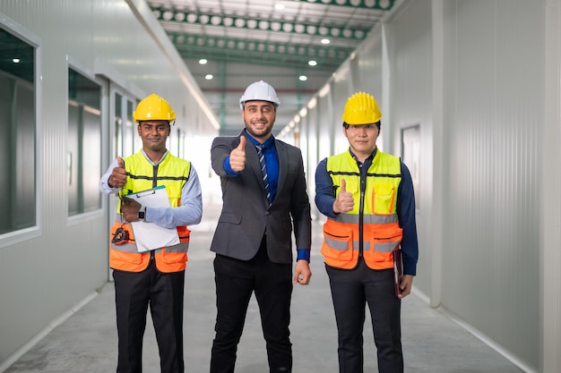 Retrato de la fábrica de trabajadores de diversidad de grupos Construcción de trabajo en equipo Fondo de fábrica seguro de pie