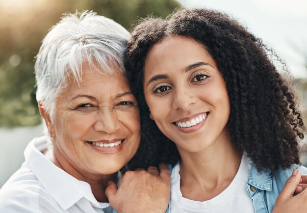 Retrato facial familia feliz o madre anciana con unión de hijas relajarse o disfrutar de tiempo de calidad juntos en el patio trasero Vacaciones al aire libre amor y madre mayor mujer o personas en Brasil