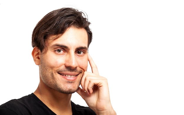 Foto retrato facial de joven guapo aislado en blanco