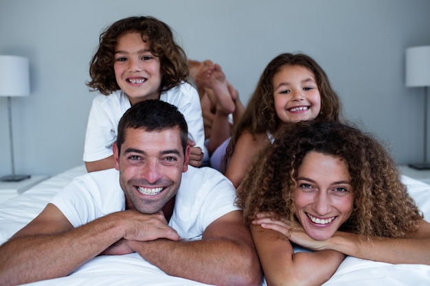 Retrato de familia acostada uno encima del otro