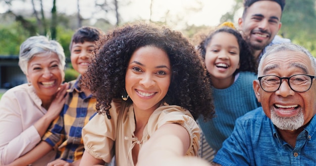 Retrato de familia africana y selfie en el parque o la naturaleza durante generaciones amor y unión juntos en vacaciones Cara de padres niños o ancianos con cuidado en el campo emocionados por el viaje y el bienestar