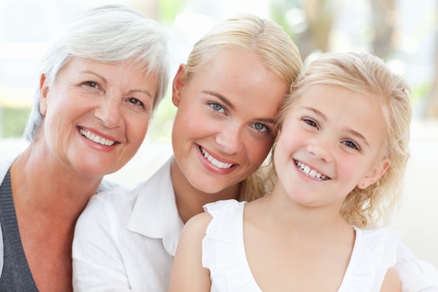 Retrato de una familia alegre mirando a la cámara