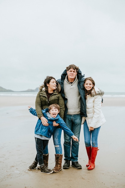 Retrato de familia alegre en la playa