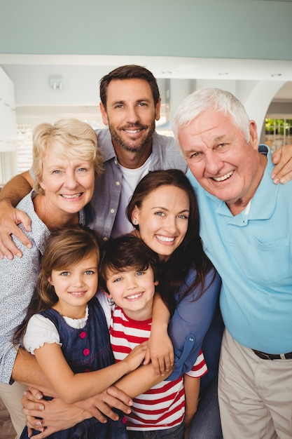 Retrato de familia alegre