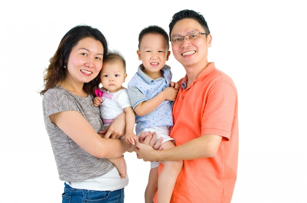 Retrato de una familia asiática feliz