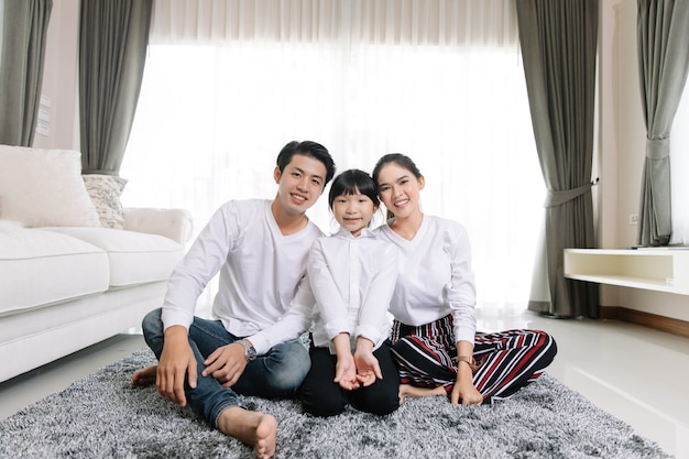 Retrato de familia asiática con gente feliz sonriendo mira la cámara en mi casa.