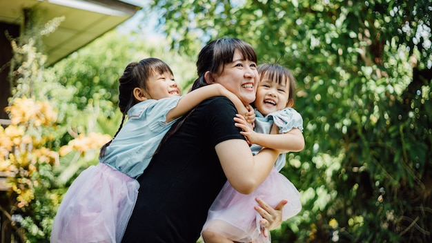 Retrato de familia asiática de madre e hijos