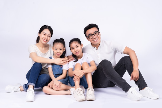 Foto retrato de familia asiática sobre fondo blanco.