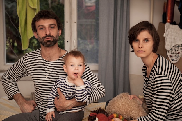 Retrato de una familia con camisas a rayas