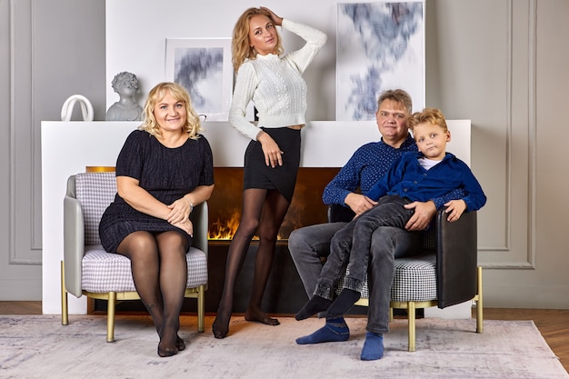 Retrato de familia caucásica durante la noche en el salón