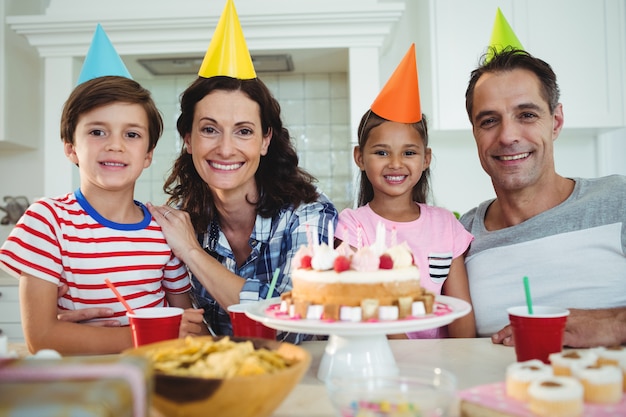 Retrato de familia celebrando un cumpleaños