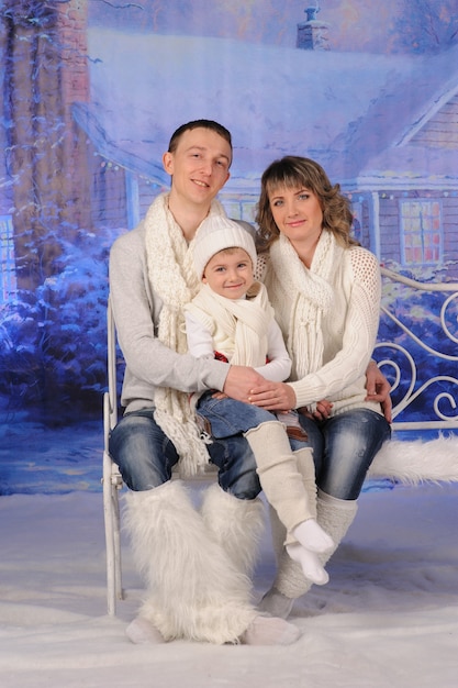 Retrato de una familia celebrando la Navidad juntos