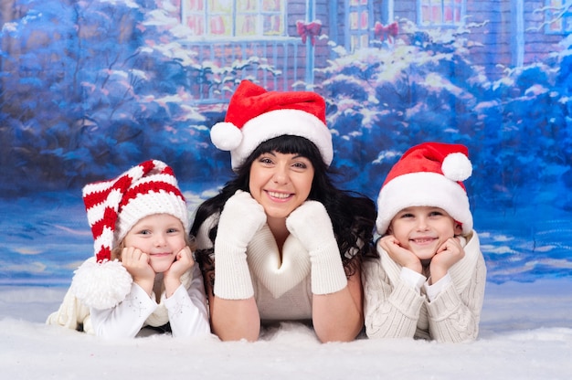 Retrato de una familia celebrando la Navidad juntos