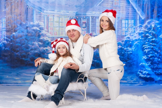 Retrato de una familia celebrando la Navidad juntos