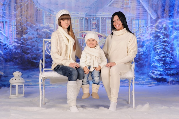 Foto retrato de una familia celebrando la navidad juntos