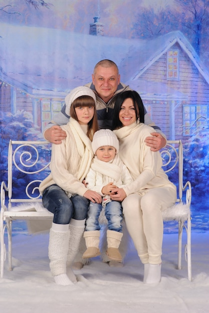 Retrato de una familia celebrando la Navidad juntos