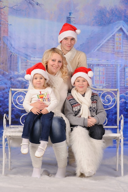 Retrato de una familia celebrando la Navidad juntos