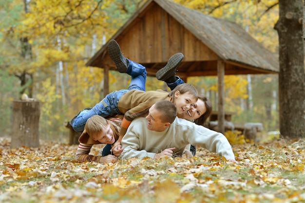 Retrato de una familia de cuatro en el bosque de otoño