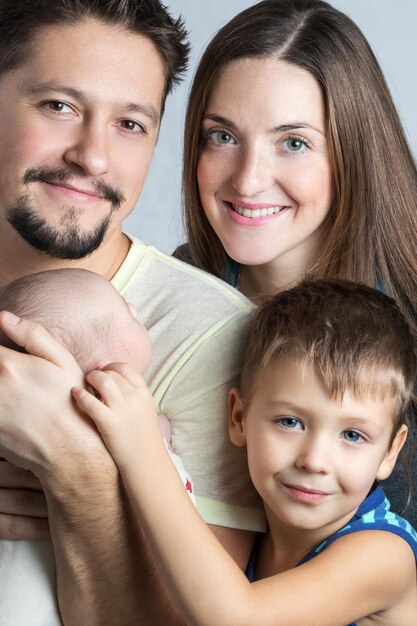 Foto retrato de una familia de cuatro con dos niños closeup