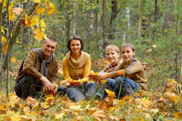 Retrato de familia de cuatro en el parque