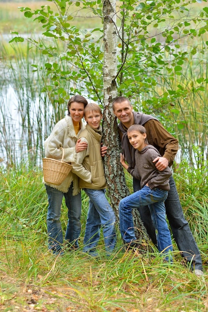 Retrato de familia de cuatro en el parque