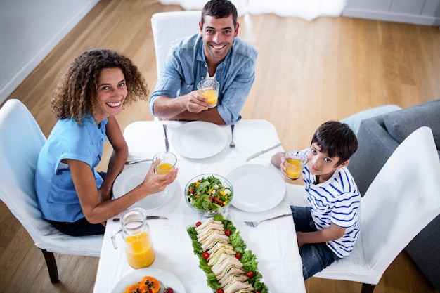 Foto retrato de familia desayunando juntos