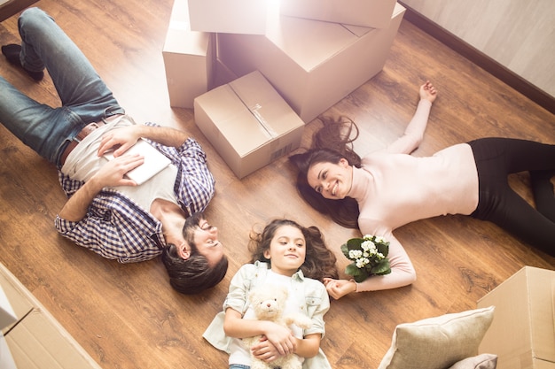 Retrato de familia donde todos yacen en el piso