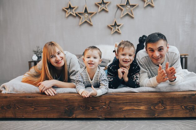 Retrato de una familia con dos hijos en la cama