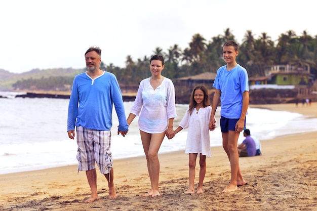 retrato, de, un, familia estar de pie, en, playa arenosa