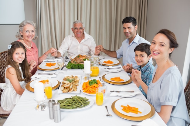 Foto retrato de una familia extendida en la mesa de comedor