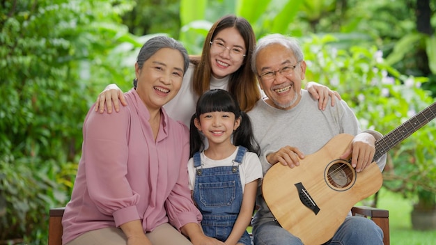 Retrato de familia feliz abuelos mayores con hija y nieto en casa