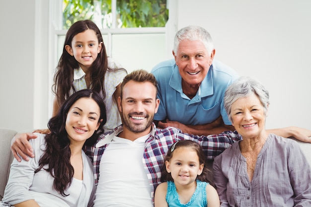 Retrato de familia feliz con abuelos