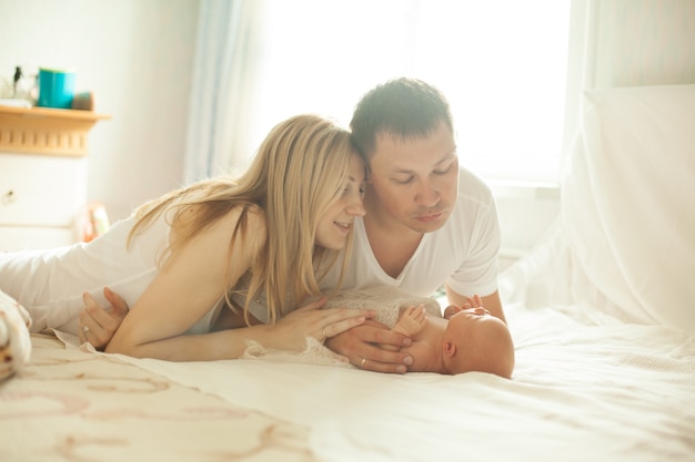 Retrato de una familia feliz con un bebé recién nacido.