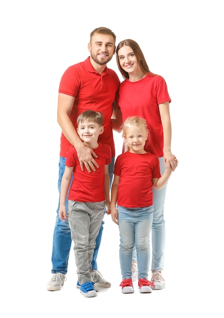 Retrato de familia feliz en blanco