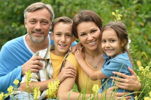 Retrato de una familia feliz en el campo de verano