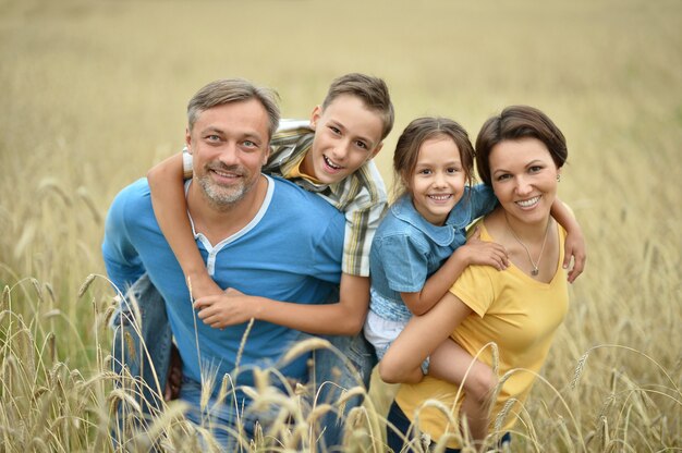 Retrato de una familia feliz en el campo de verano