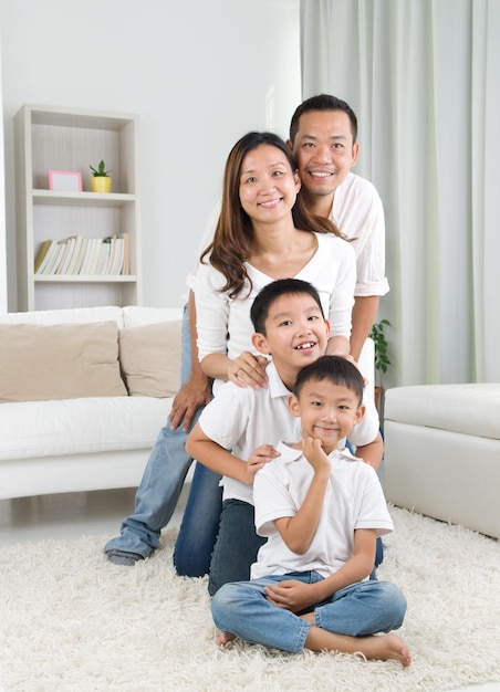 Foto retrato de una familia feliz en casa