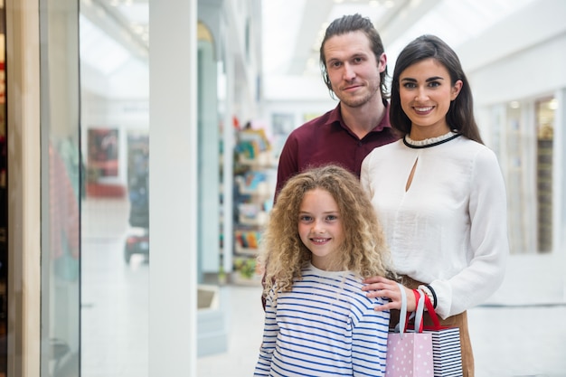 Retrato de familia feliz en centro comercial