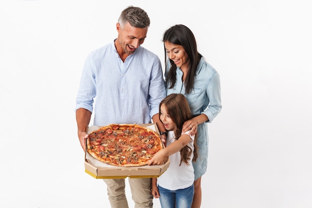 Retrato de una familia feliz comiendo pizza