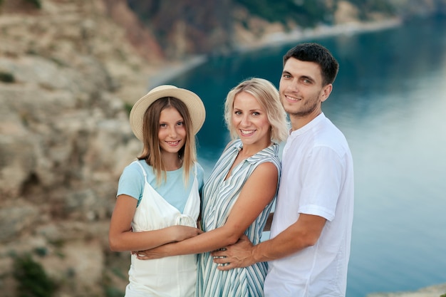 Retrato de una familia feliz en la costa